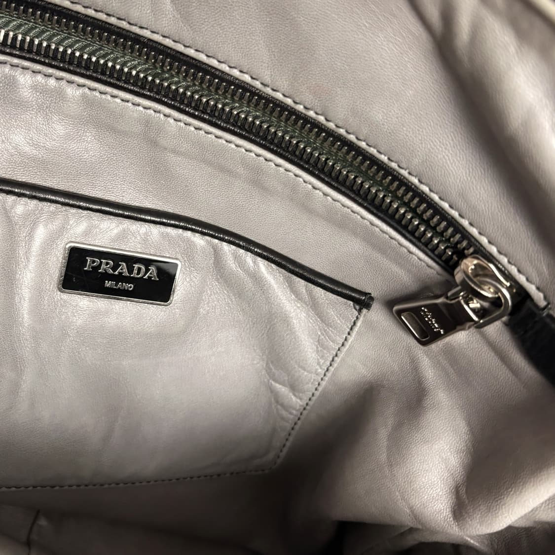 (이체시에눌) 프라다 나파 고프레 블랙 색상 숄더백 상품이미지8