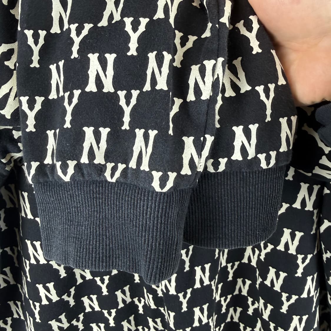 M) MLB 뉴욕양키즈 모노그램 맨투맨 블랙 상품이미지4