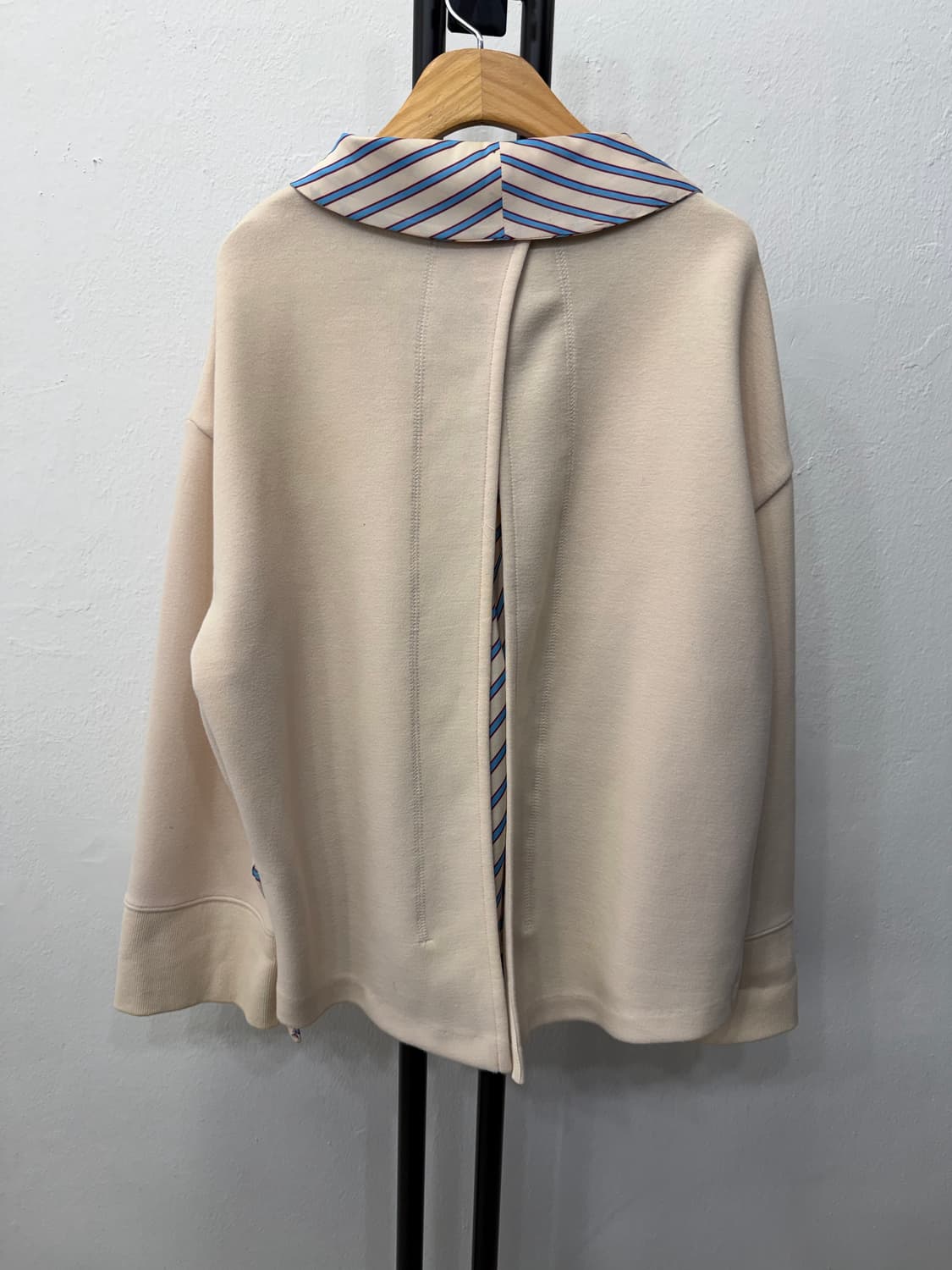 정품) 시스템 한섬 아이보리색 리본넥 블라우스 맨투맨 90 F 상품이미지5