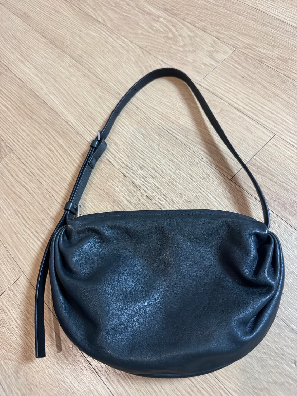 COS 코스 개더드 레더 숄더백 블랙 상품이미지4