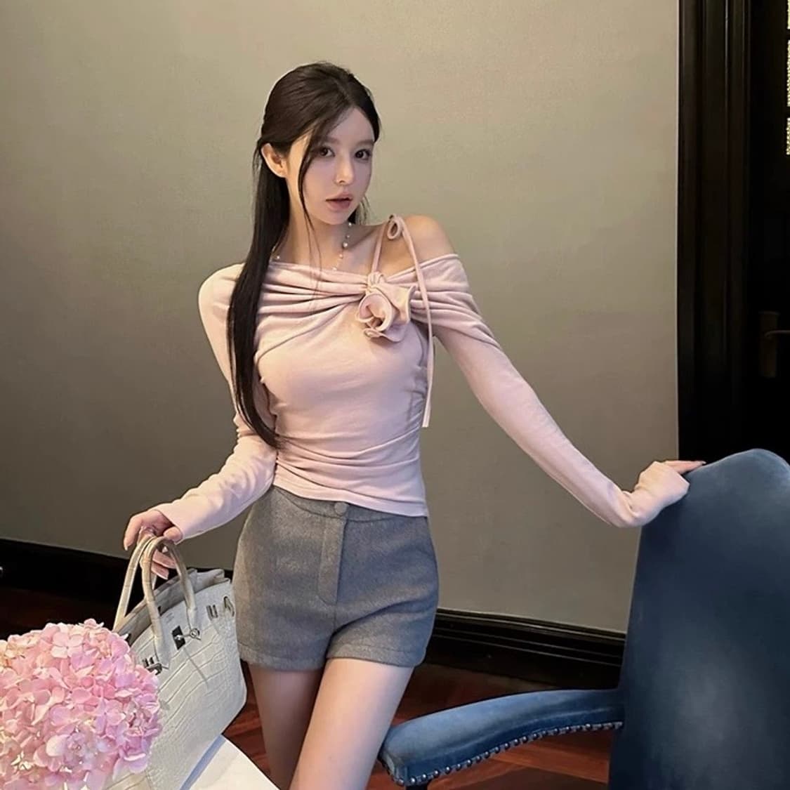 MORNINGFAN 입체 플라워 셔링 오프숄더 긴팔티셔츠 상품이미지3