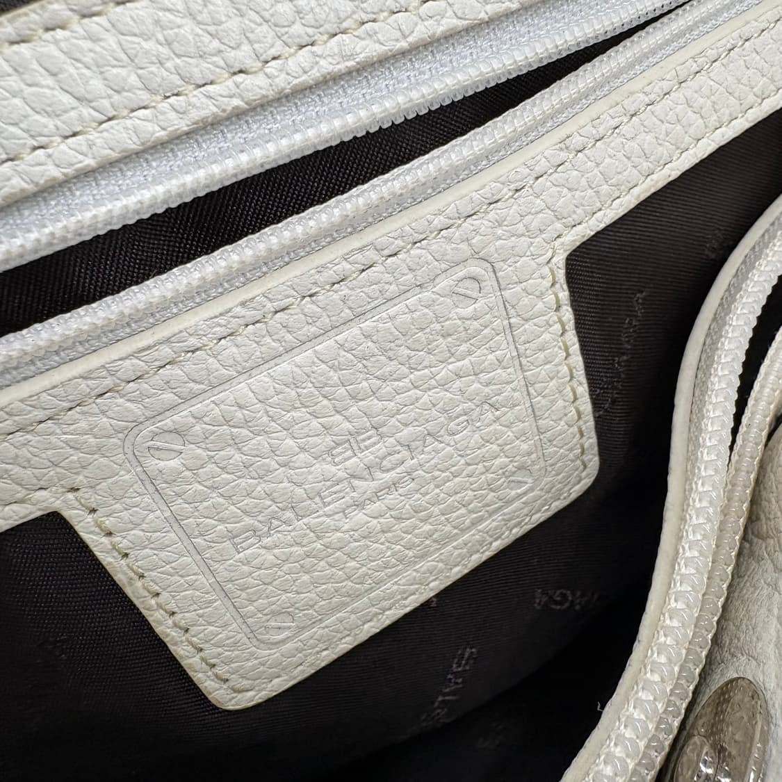 발렌시아가 화이트 레더 태슬 숄더백 상품이미지5