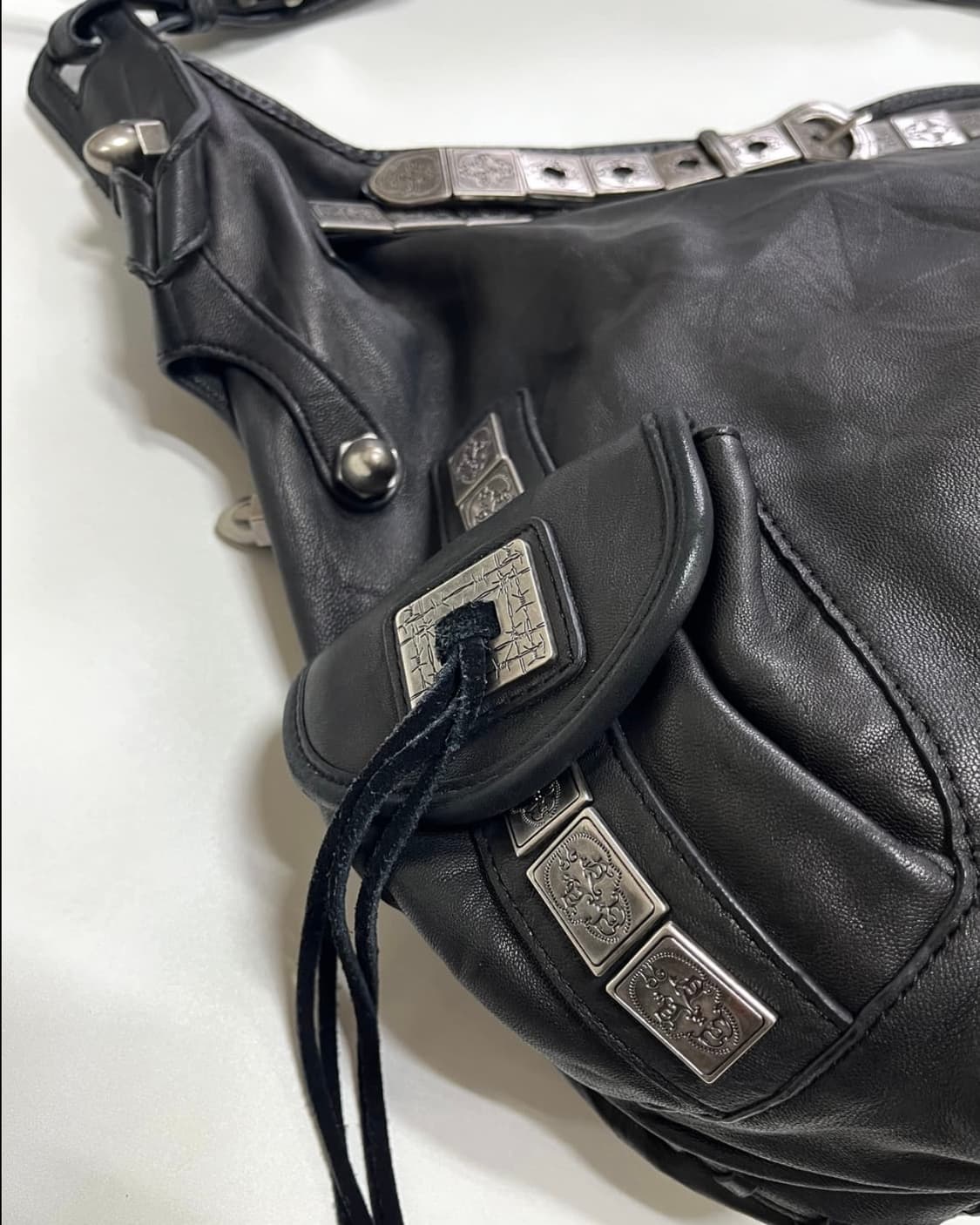 THOMAS WYLDE 스컬 벨트 레더백 상품이미지7