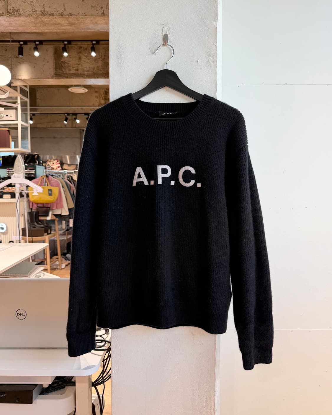 아페쎄 블랙 로고 디테일 크루넥 니트  상품이미지1