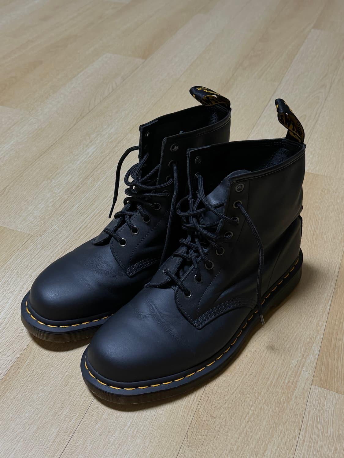 Dr.Martens 닥터마틴 11822 8홀 워커 부츠 상품이미지1