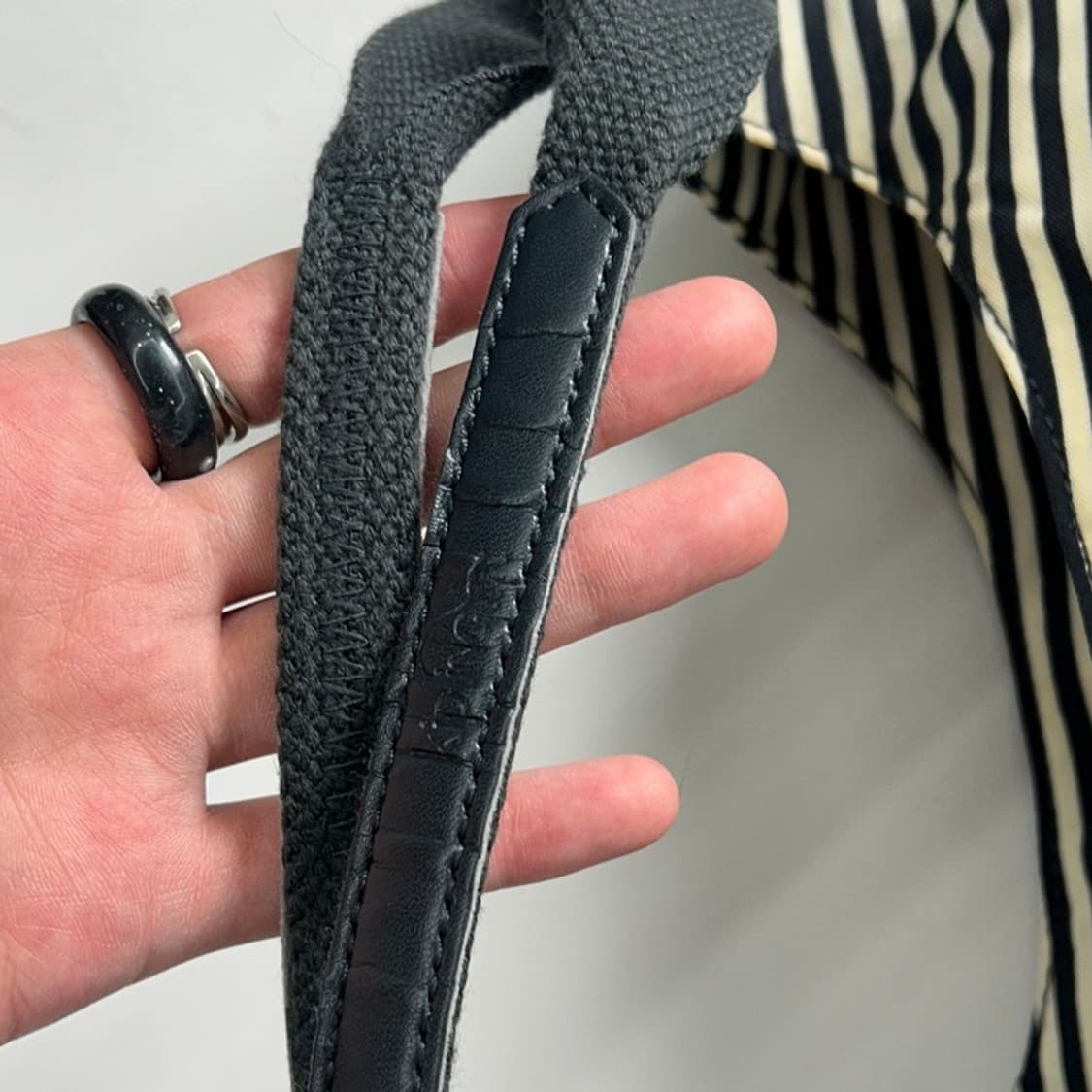 KIPLING 스트라이프 숄더백 네이비 상품이미지3