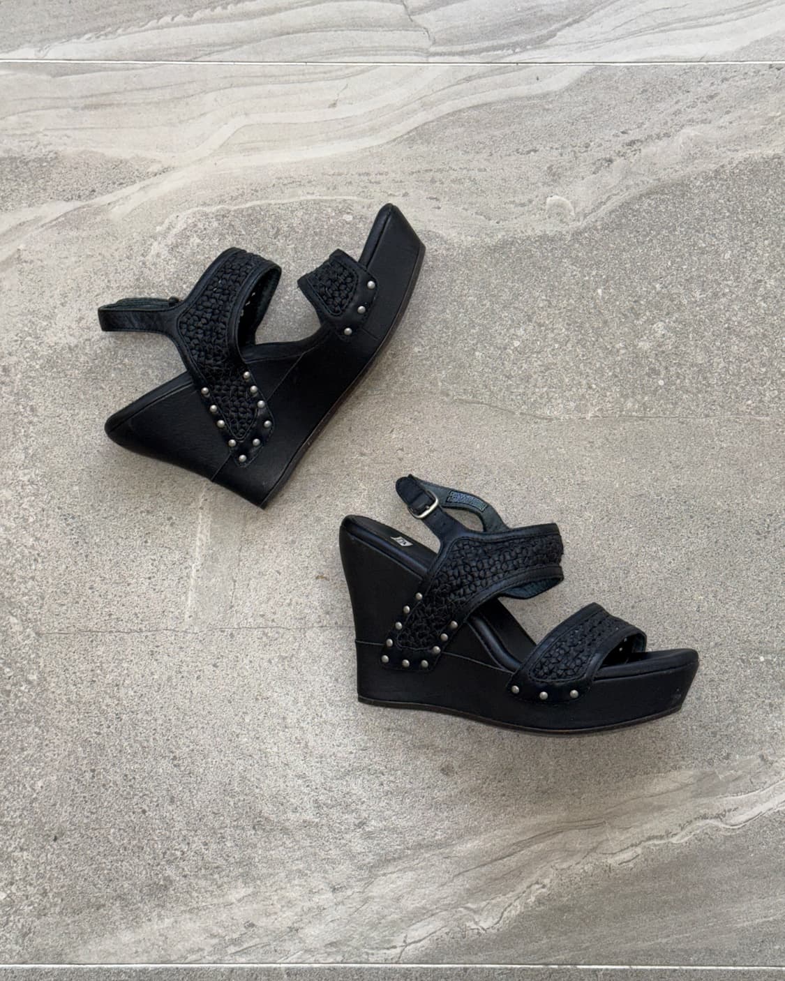 UGG black woven leather platform sandals 상품이미지3