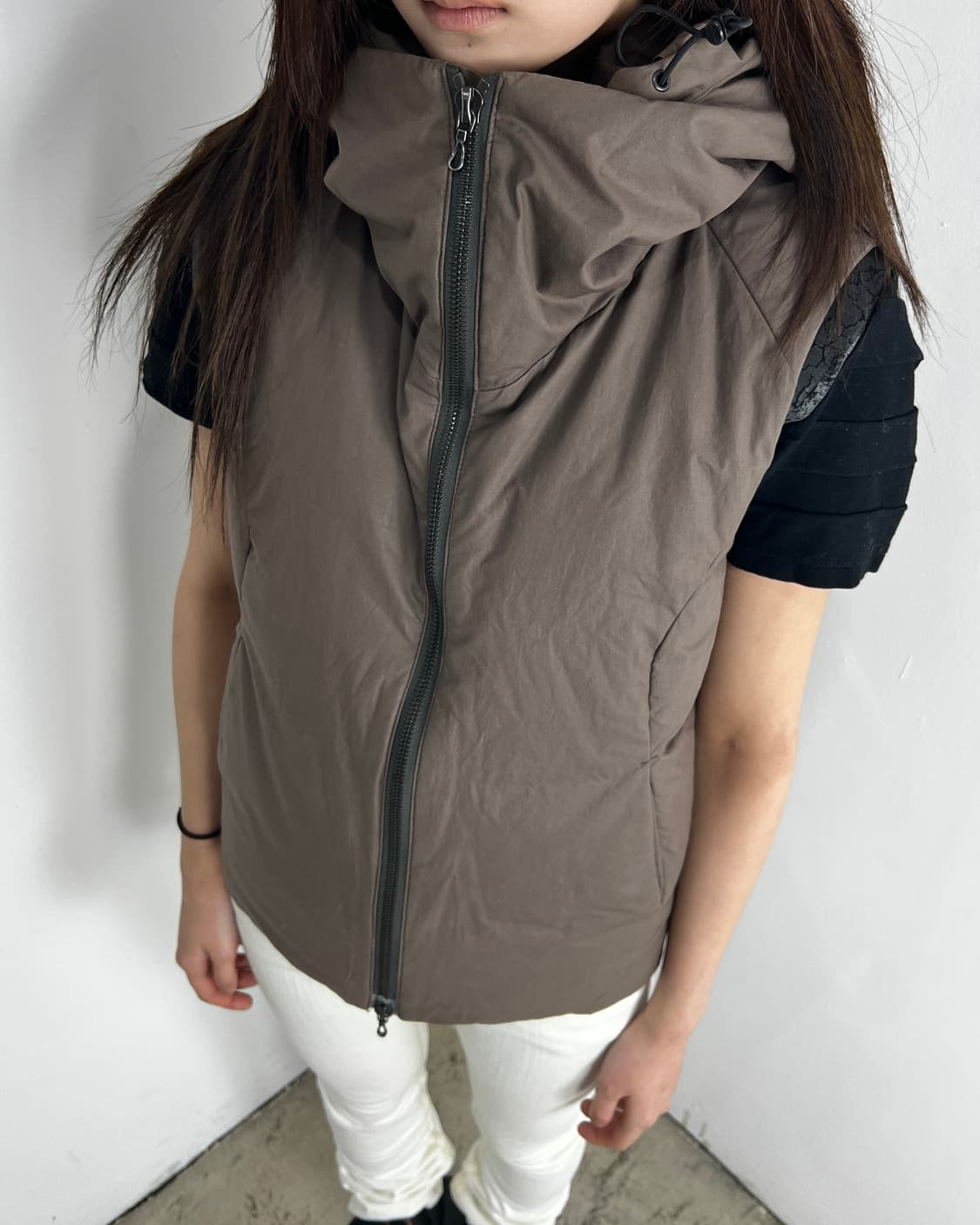 Attachment Typewriter Highneck Down Vest 상품이미지1