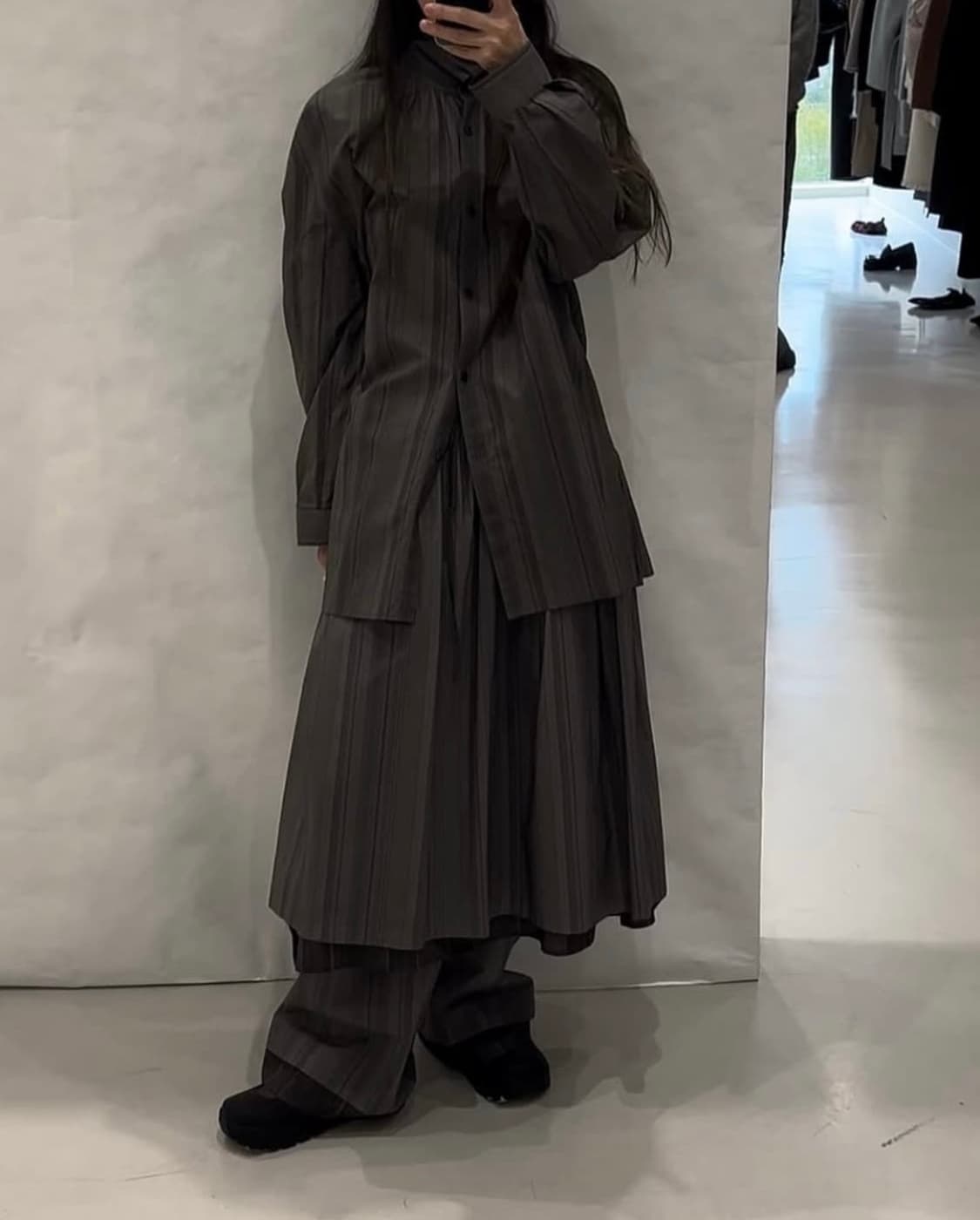 아모멘토 24fw 넥 셔링 스트라이프 오버사이즈 셔츠 상품이미지5