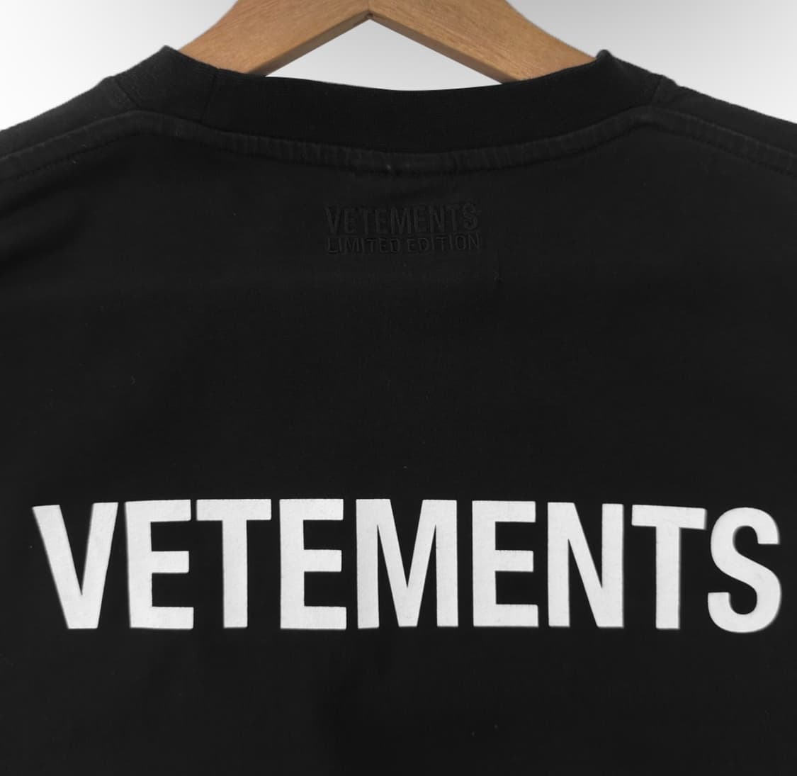 [L] 베트멍 남성 아이코닉 백로고 반팔 티셔츠 블랙 UA52TR240B 상품이미지6