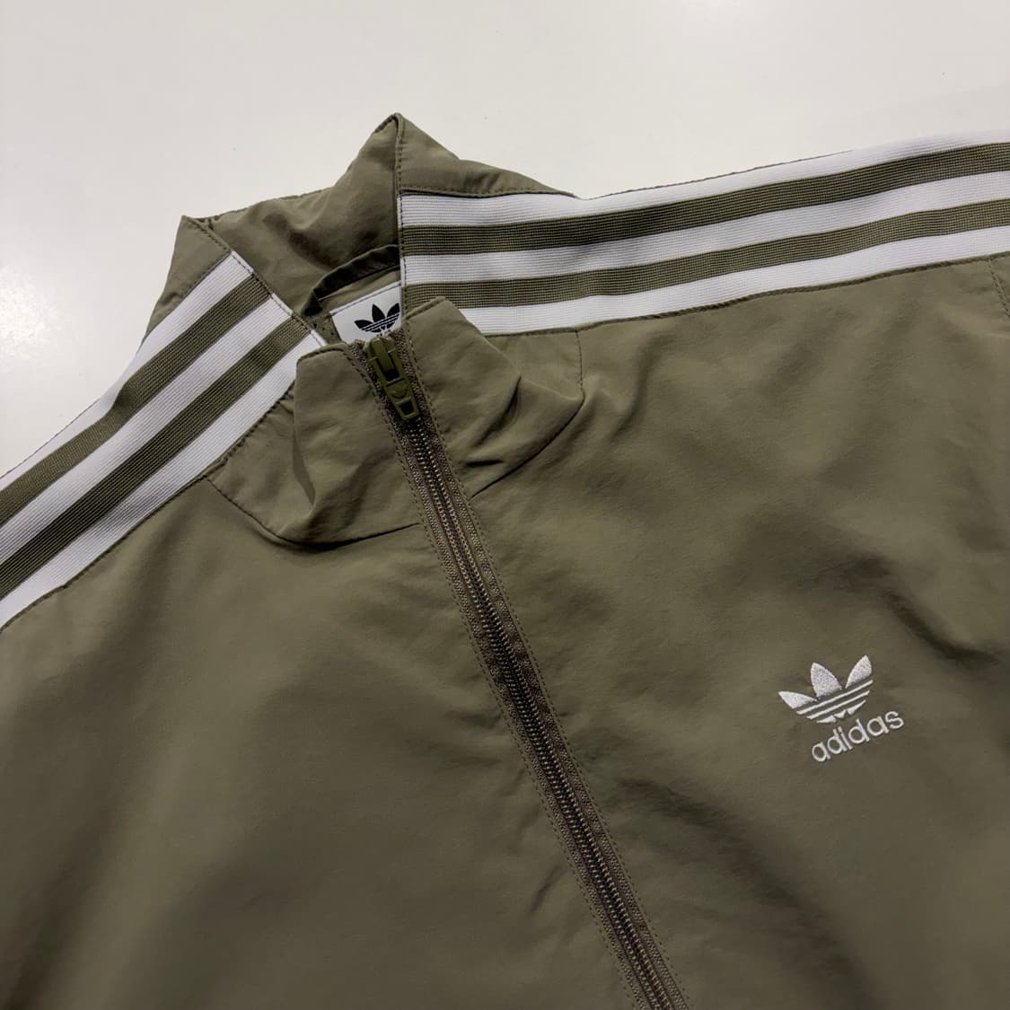 [M] 아디다스 락업 바람막이 삼선 트랙탑 자켓 올리브 D47 상품이미지3