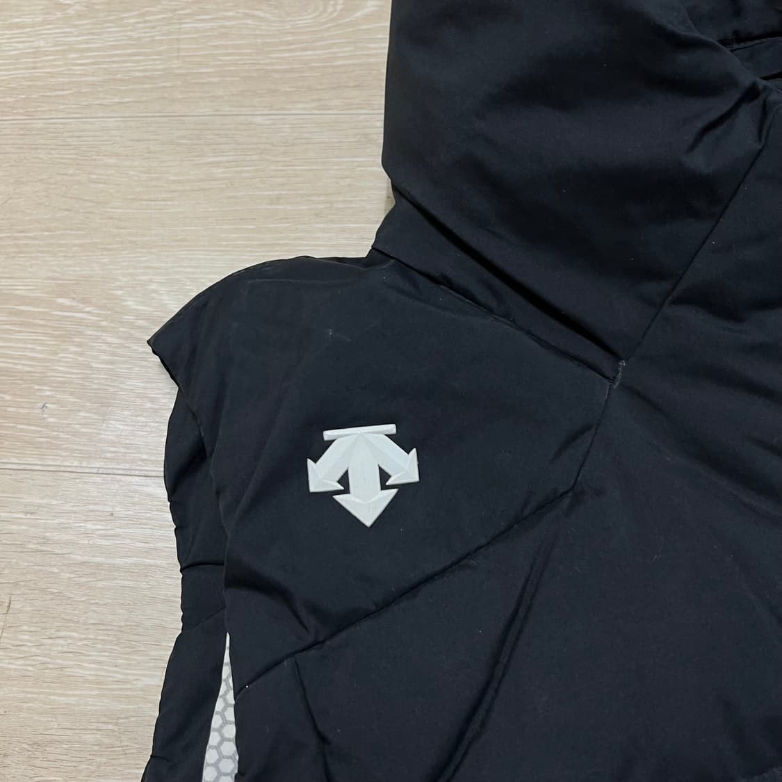 데상트 런 여성 덕다운 크롭후드 패딩 조끼 [블랙] 3XL/115 상품이미지4