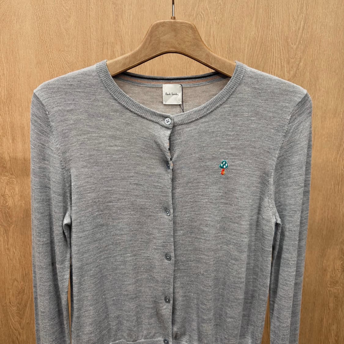 폴스미스 라운드넥 긴팔 울 니트 가디건 시그니처 자수 로고 디테일 그레이 상품이미지4