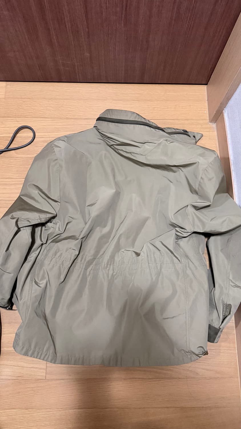 띠어리 바람막이 팝니다 상품이미지2