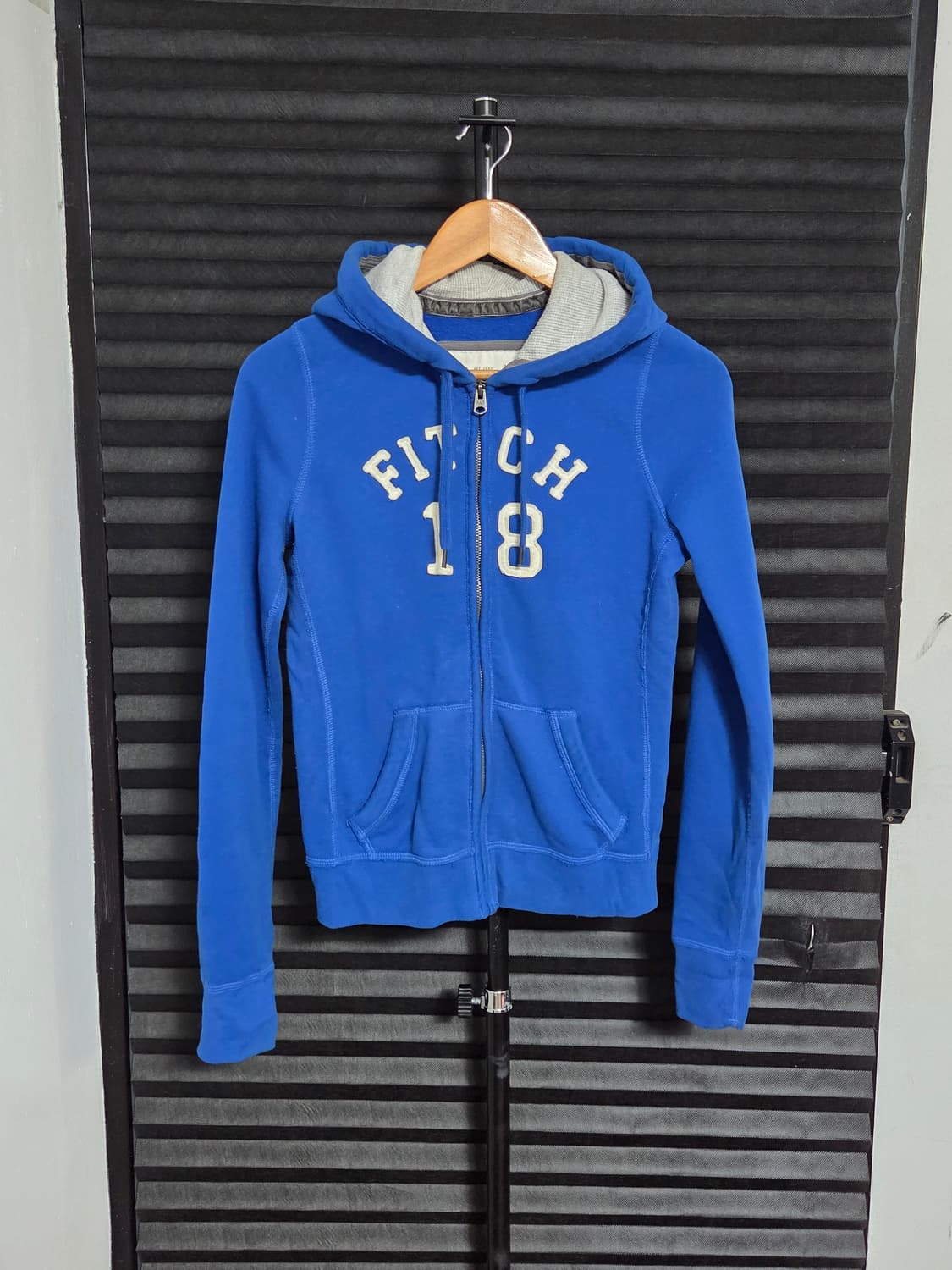 [아베크롬비 앤 피치] 아플리케 로고 기모 후드집업 | 00179 상품이미지1