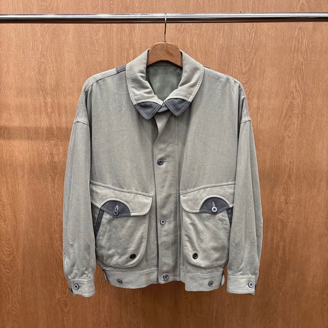  란셀 카라넥 자켓 투톤 배색 밑단 버튼 탭 후면 로고 자수 라이트 카키 상품이미지2