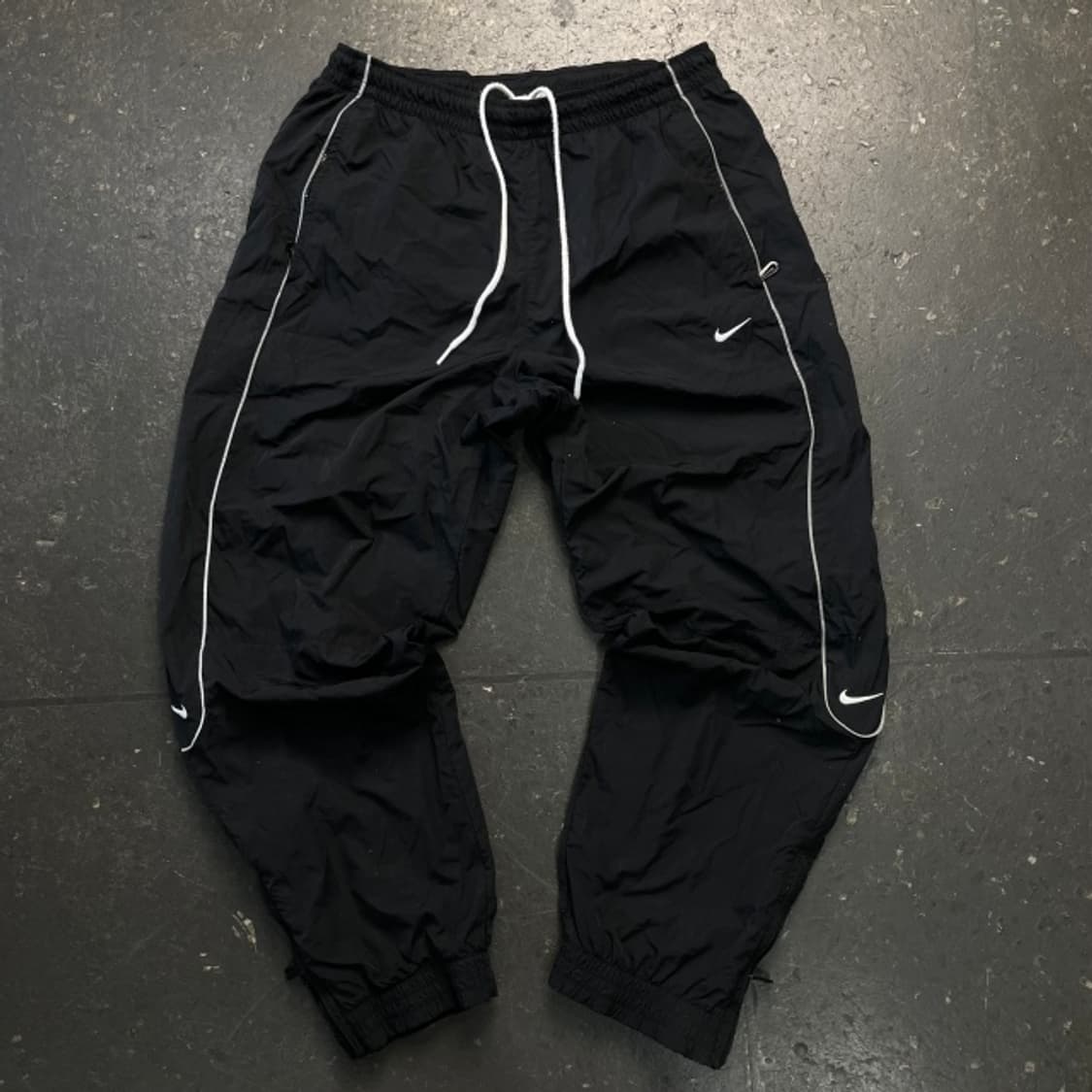 100 나이키 솔로 스우시 우븐 팬츠  상품이미지1