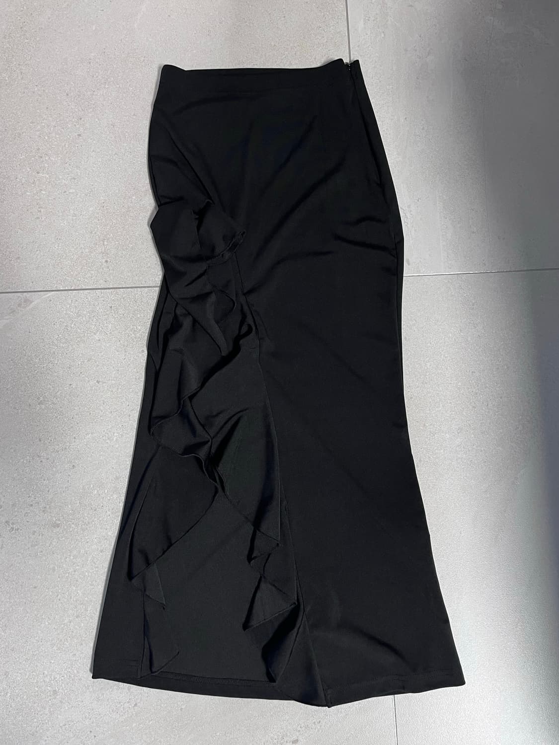 여운코리아 언발란스 프릴 롱스커트 블랙 상품이미지2