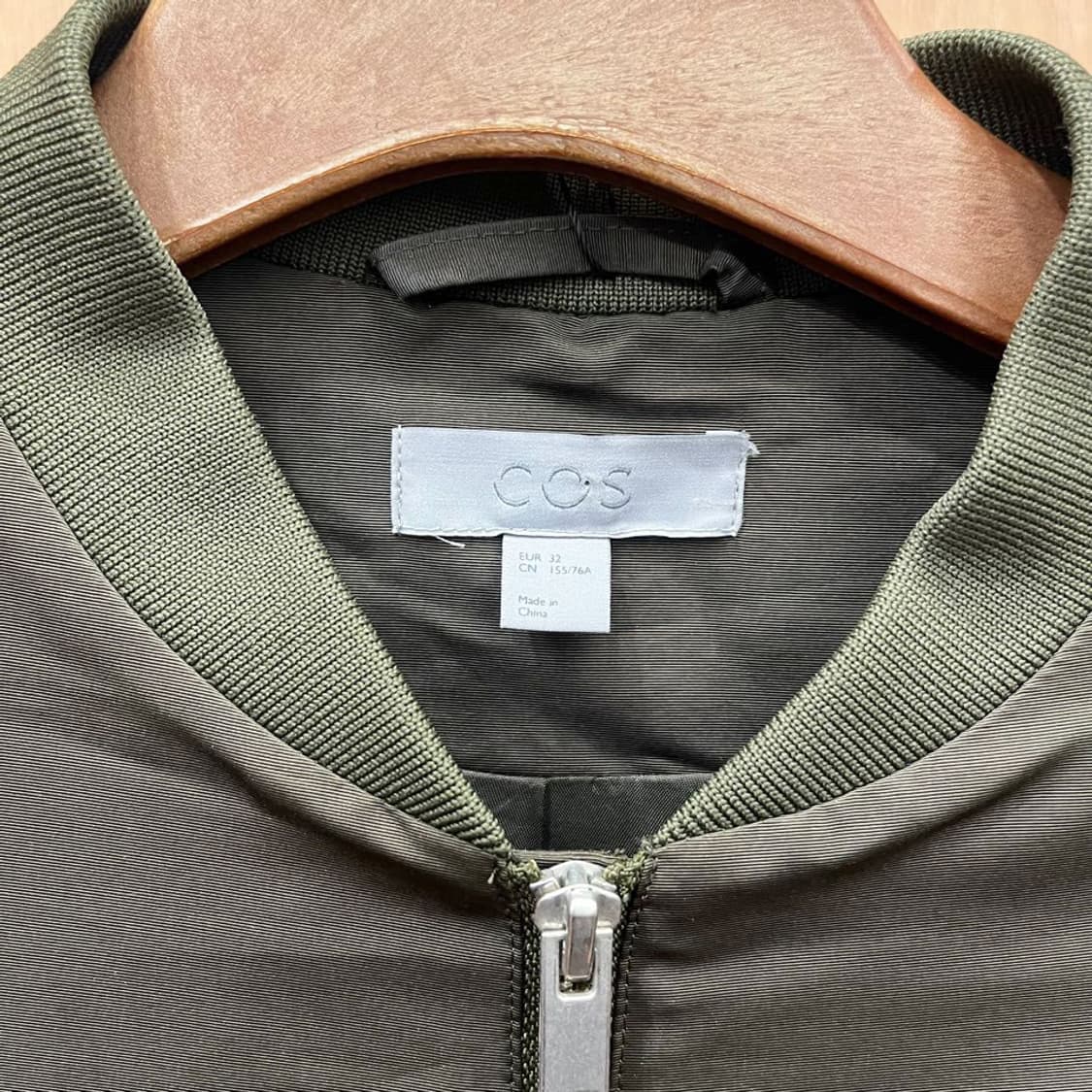 코스 봄버 자켓 항공 점퍼 리브 커프스 밑단 더블 포켓 디테일 카키 상품이미지6