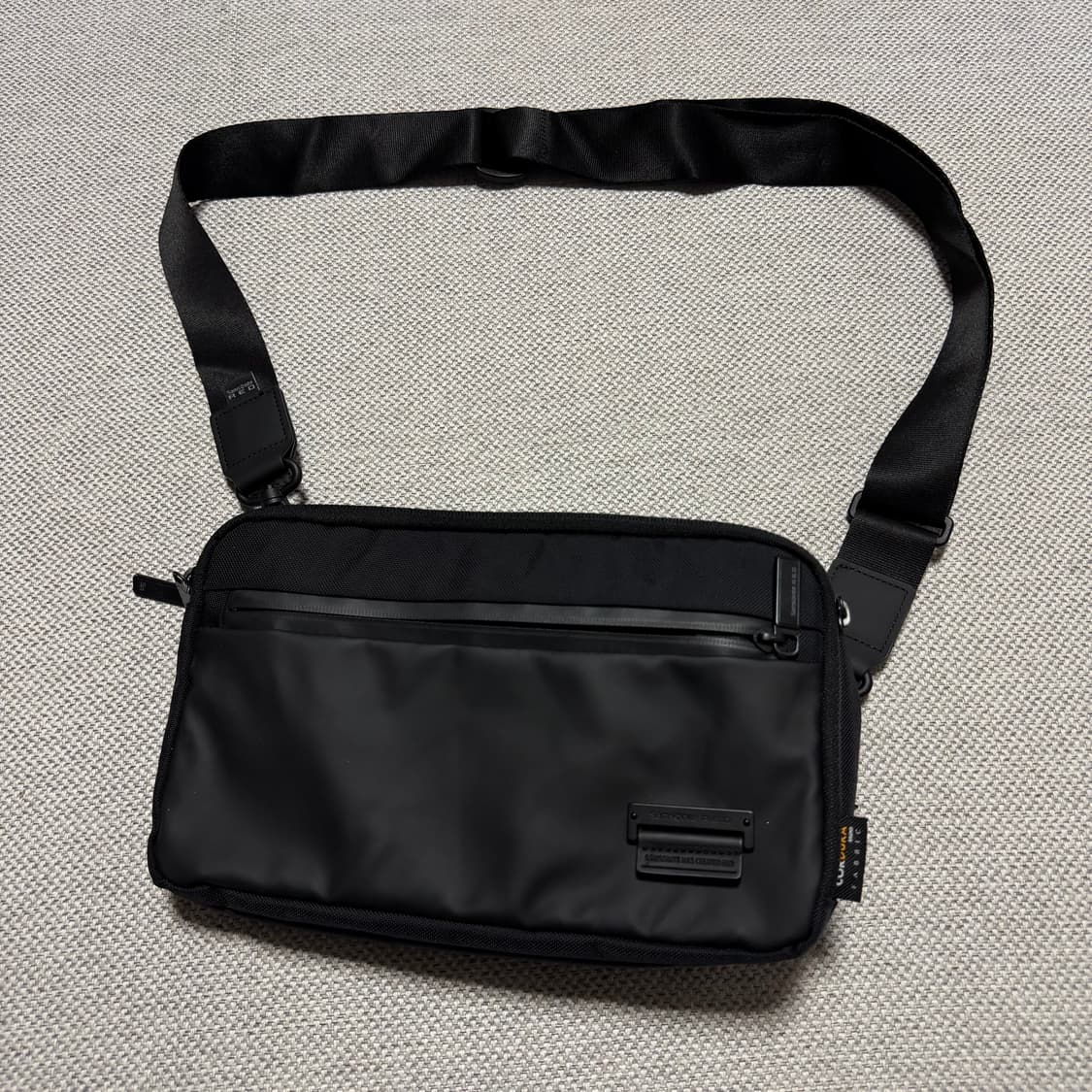 쌤소나이트 RED 블랙 크로스백 상품이미지1