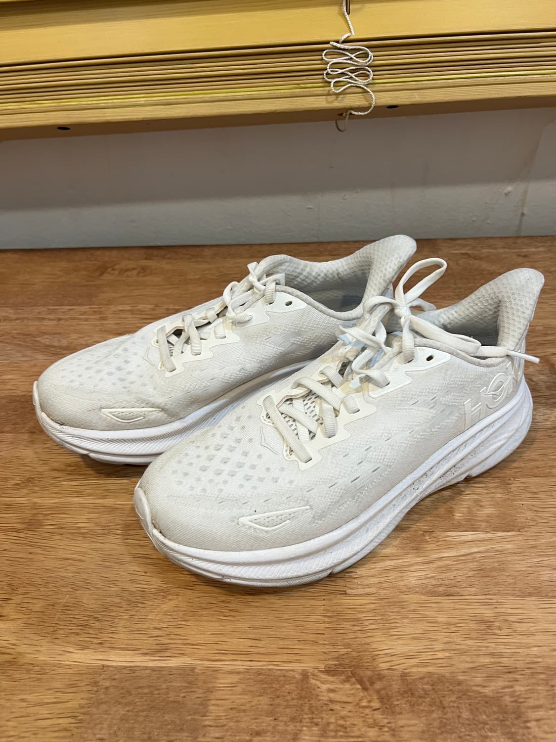 호카 HOKA  여성 아이보리 러닝스니커즈 운동화 상품이미지2