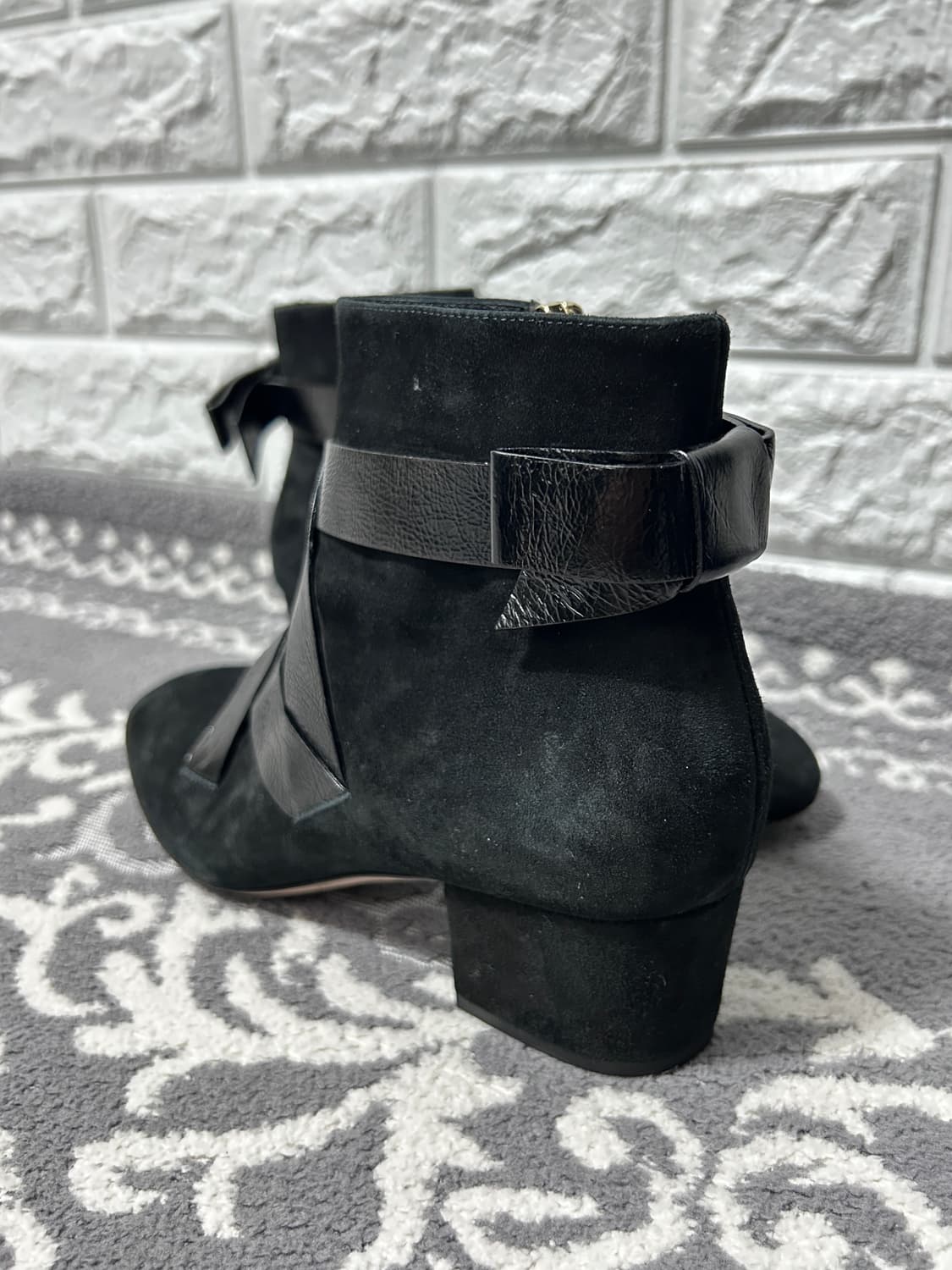 지미추 크랙 스트랩 스웨이드 앵클 부츠 상품이미지4