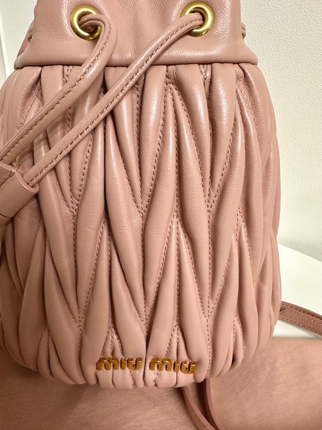 미우미우 마테라쎄 버킷백 핑크 상품이미지2