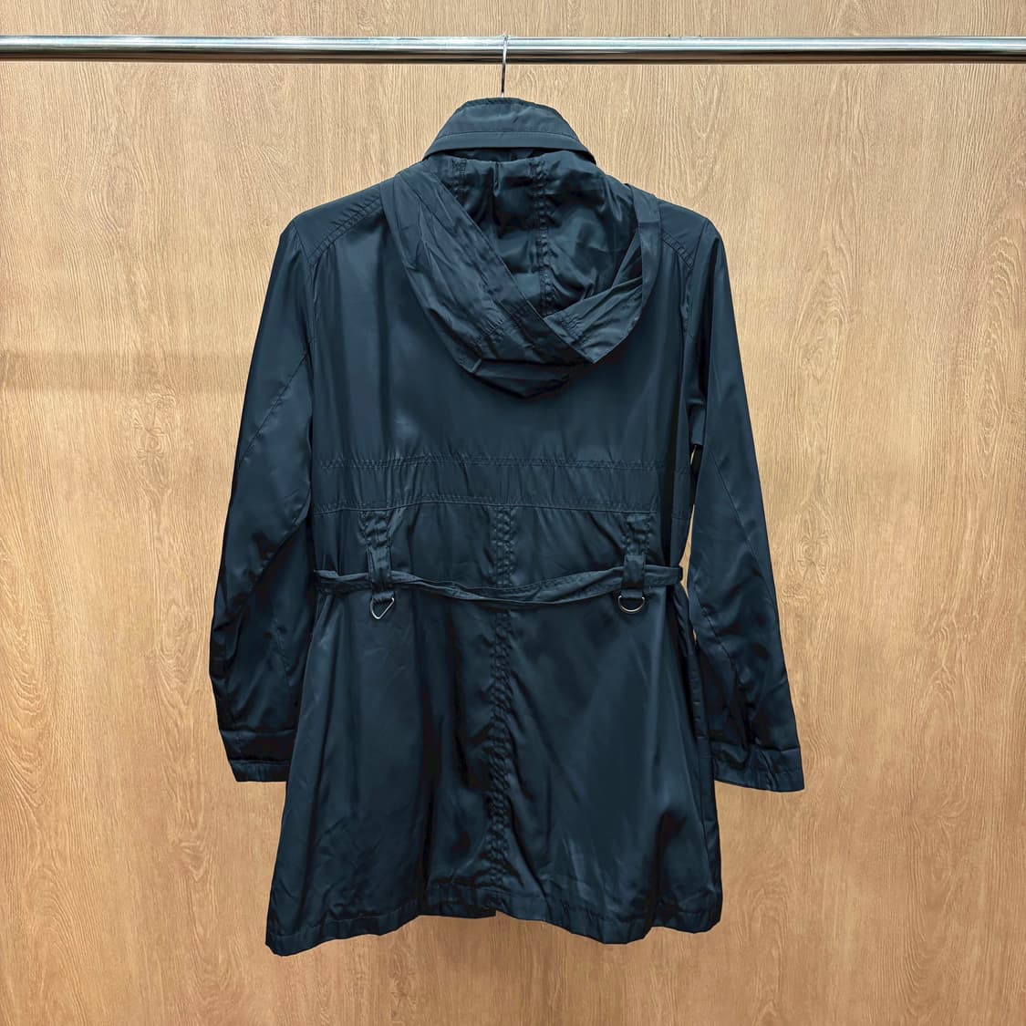 도나카란 뉴욕 테크 파카 코트 멀티 포켓 벨트 스트랩 후드 디테일 블랙 상품이미지3