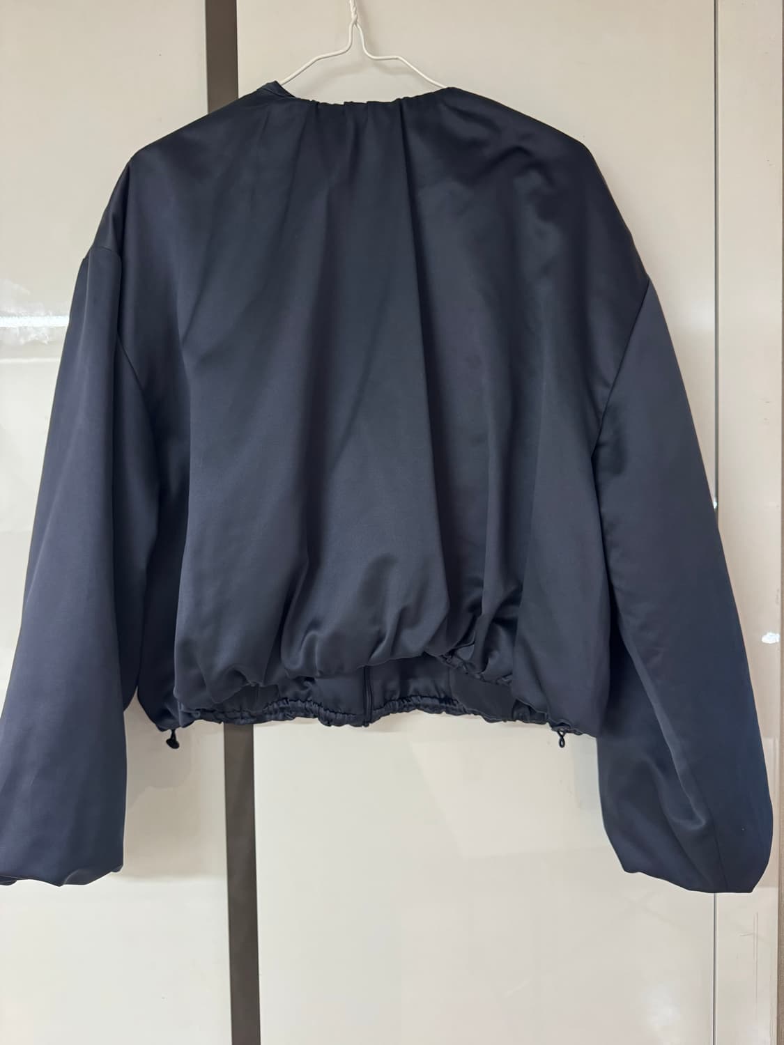 아모멘토 23fw 실키 패디드 점퍼 상품이미지4