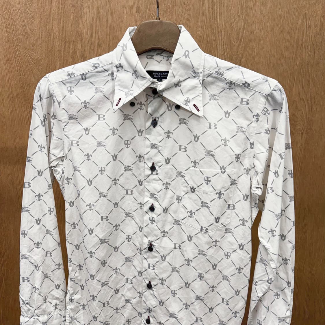 버버리 블랙 라벨 코튼 셔츠 로고 모노그램 패턴 디테일 레귤러핏 화이트 상품이미지4