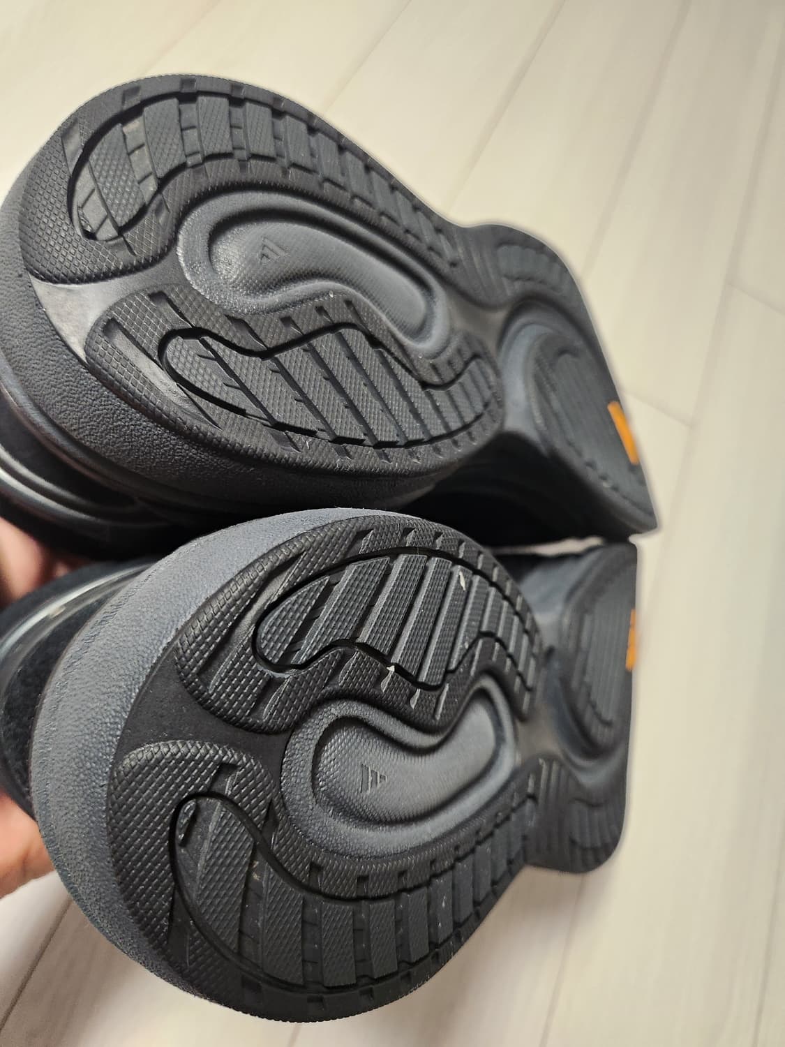 아디다스 운동화 클라이마웜 카본 코어 블랙 러닝화 사이즈245

스웨이드 상품이미지9