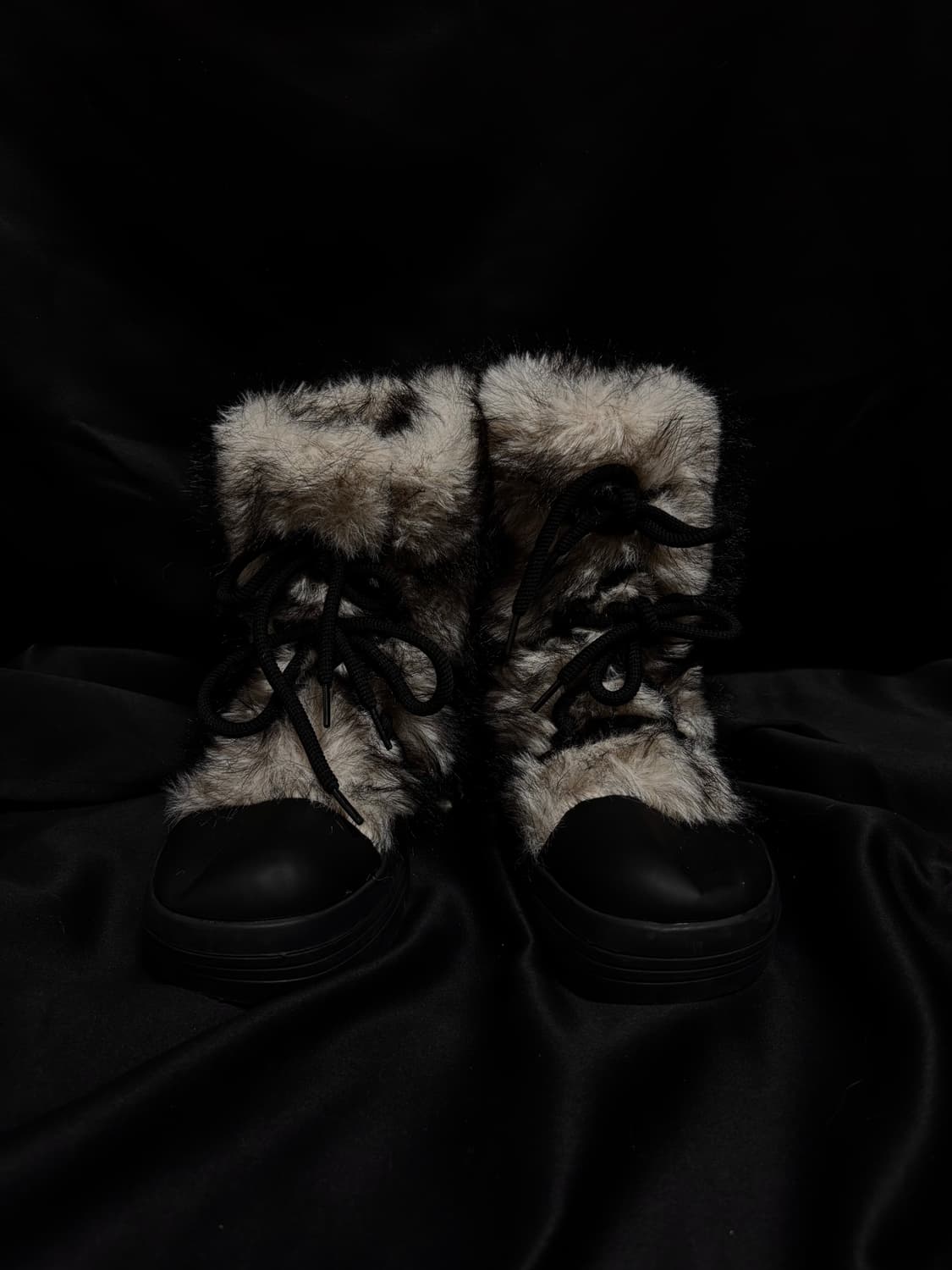“Unknown” white Fur Detail Boots 상품이미지2