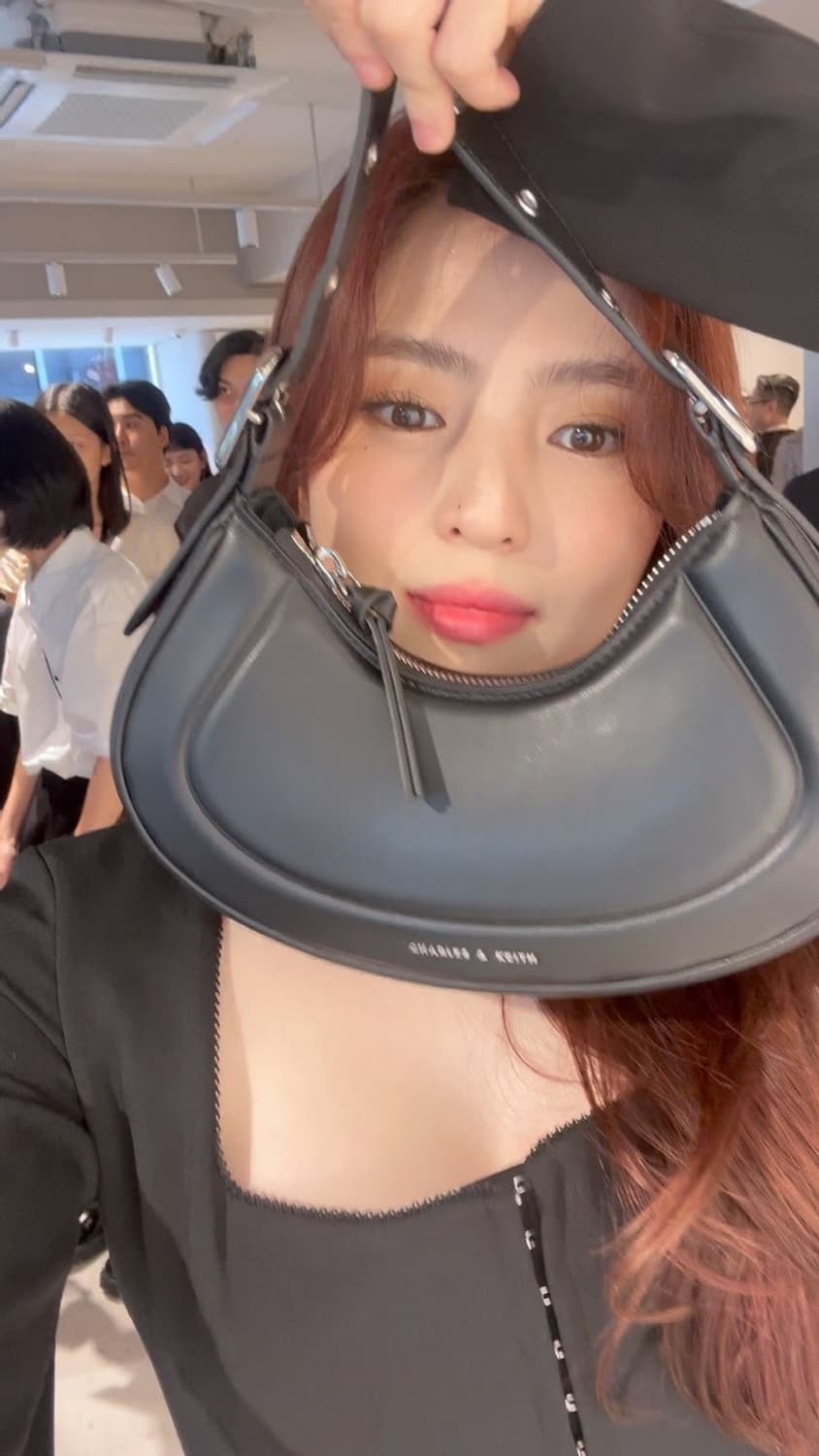 페트라 그로밋-스트랩 커브드 숄더백 -느와르 상품이미지1