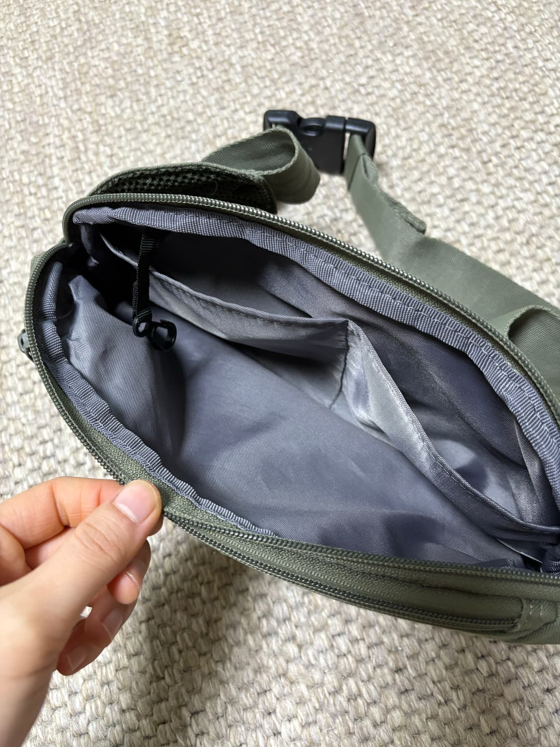 유니클로 미니멀 카키 크로스백, 힙색 상품이미지3