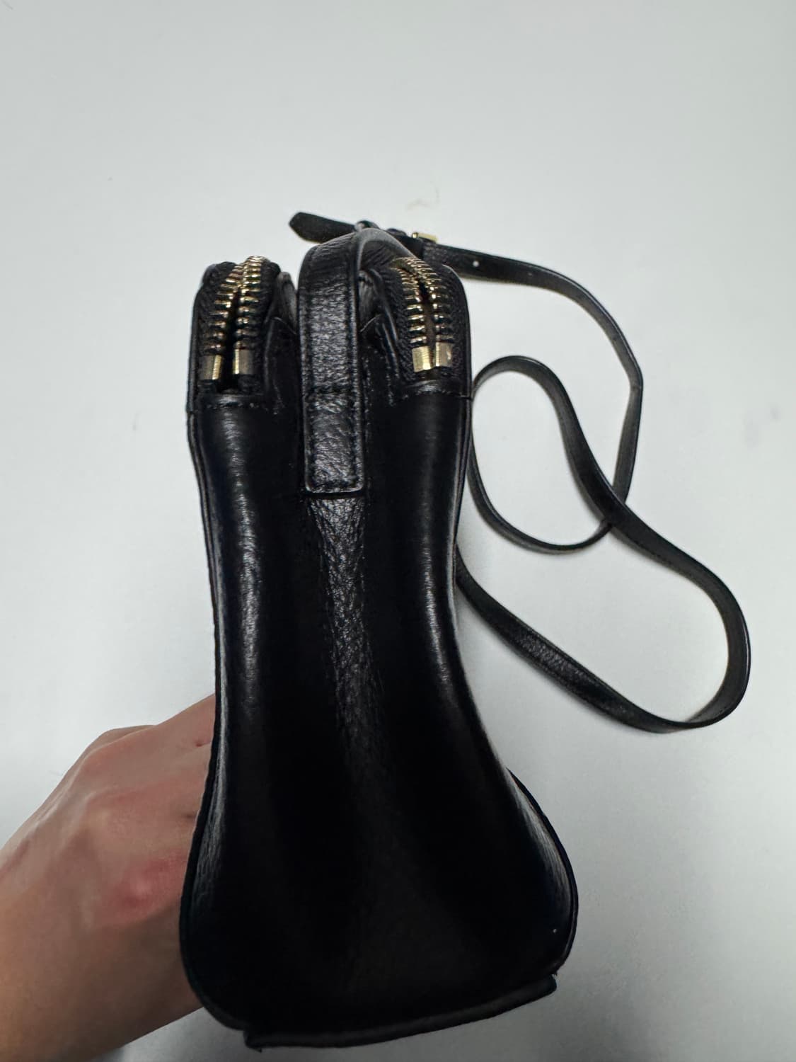 여성 맥끌라니 가죽 미니멀 크로스백 블랙 상품이미지2