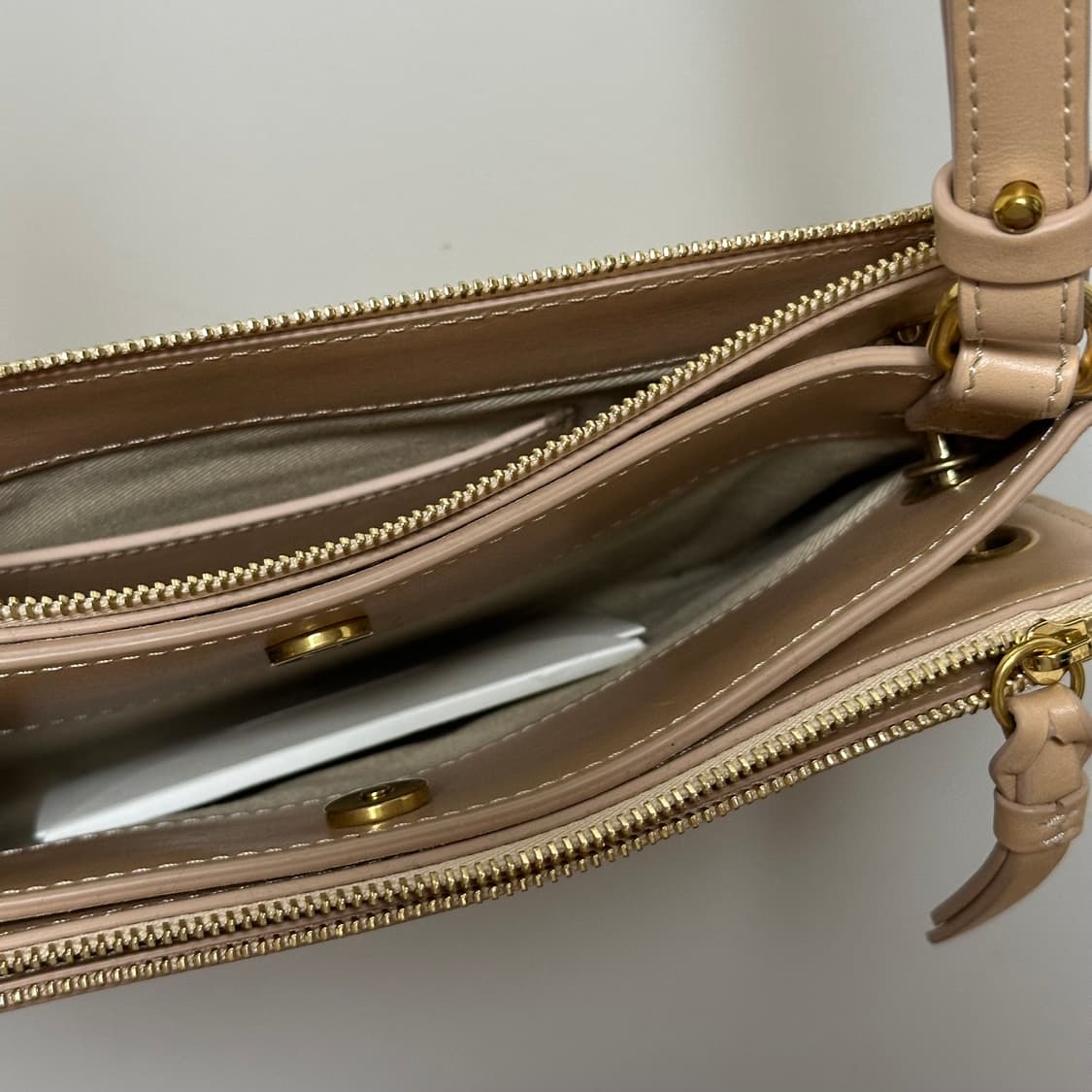 정품 끌로에 베이지 가죽 크로스백 상품이미지4