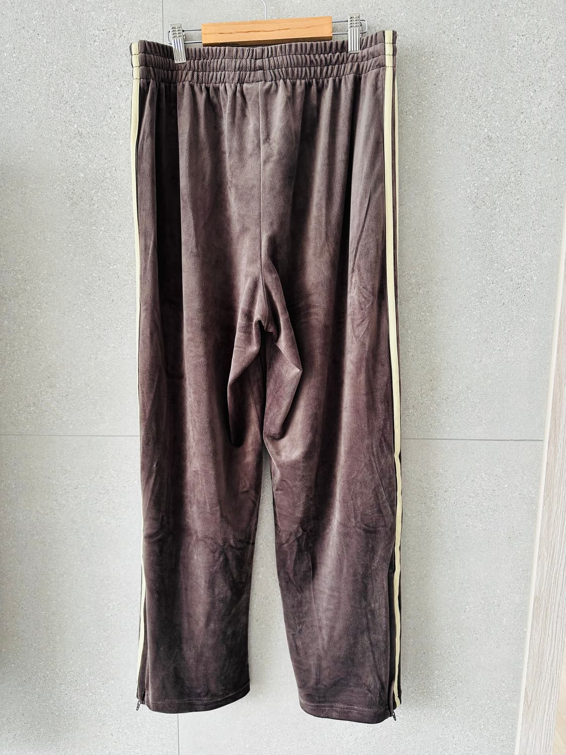 [새상품/무배] 아디다스 벨벳 트랙팬츠 브라운 M사이즈 KD9384 상품이미지2