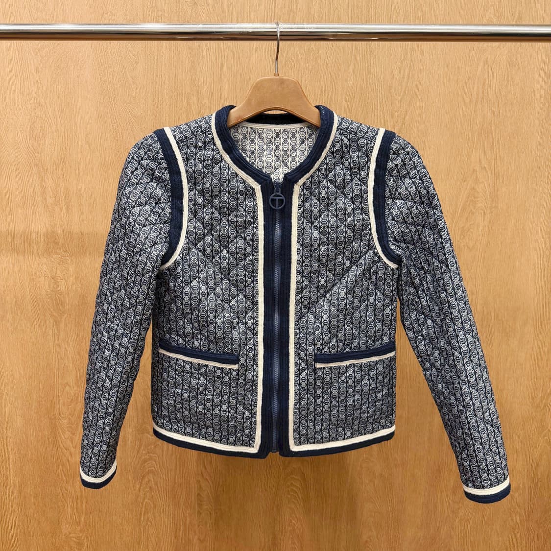 토리버치 리버시블 퀄팅 숏패딩 체인 패턴 더블 포켓 디테일 네이비 상품이미지2