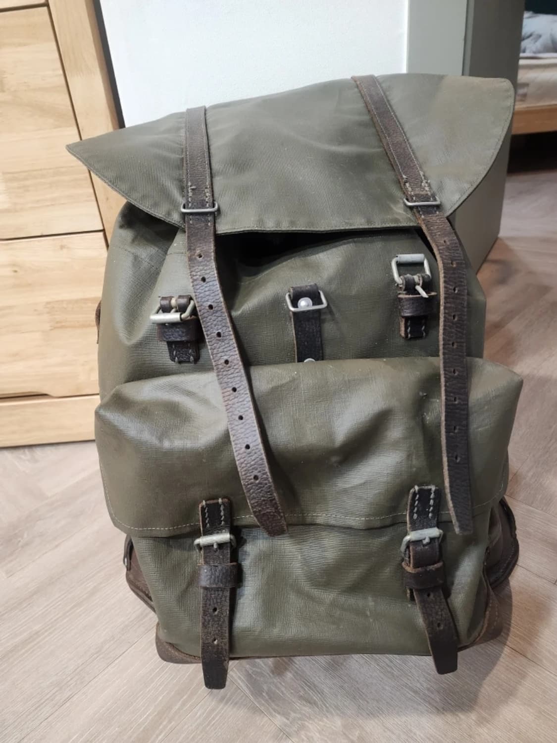 스위스군 고무 코팅 가죽 배낭 상품이미지1