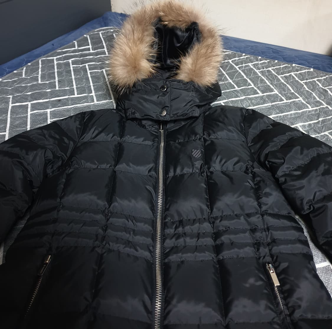 케이스위스 슬림핏 라쿤퍼 구스다운 패딩 블랙 (100) 상품이미지2