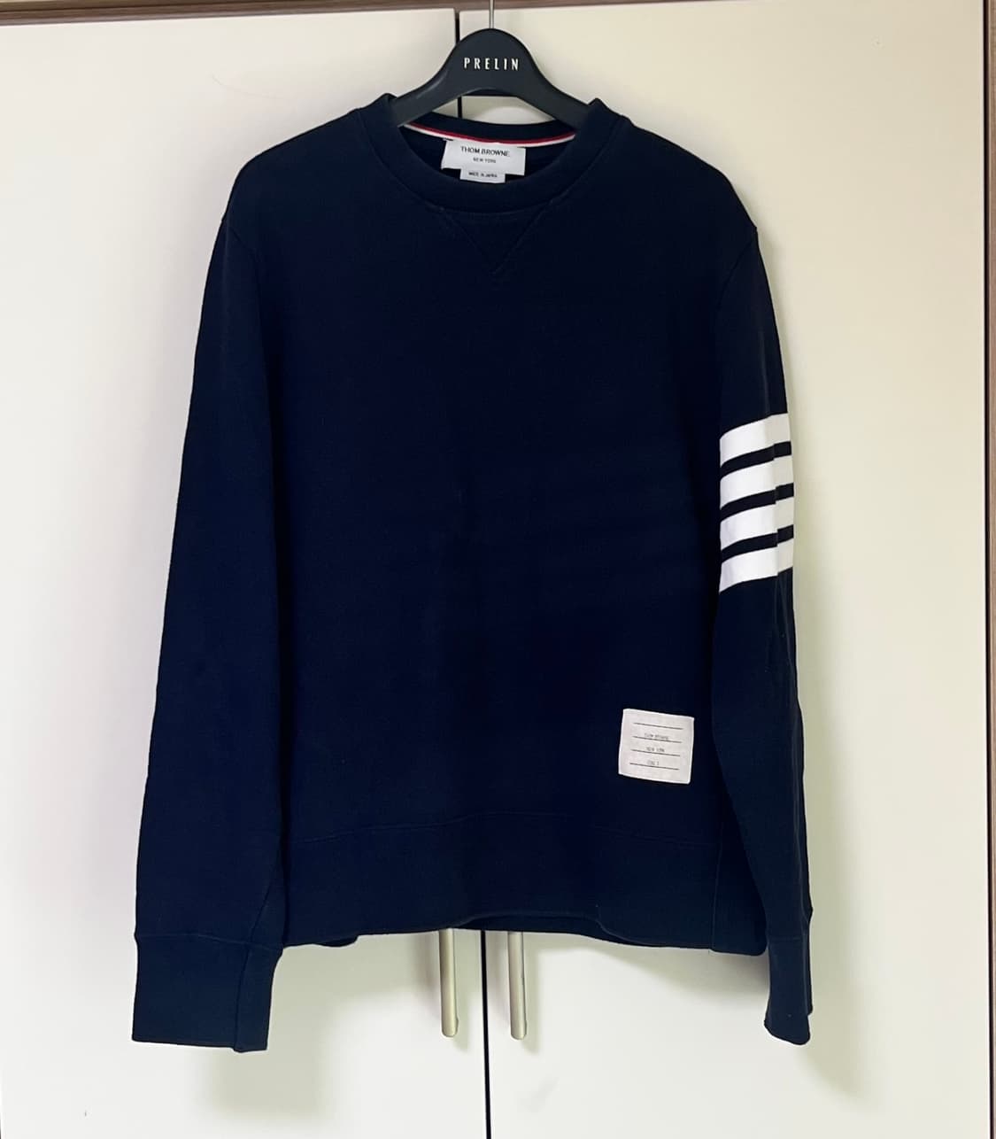 [3]톰브라운 사선완장 맨투맨 네이비 t 상품이미지1