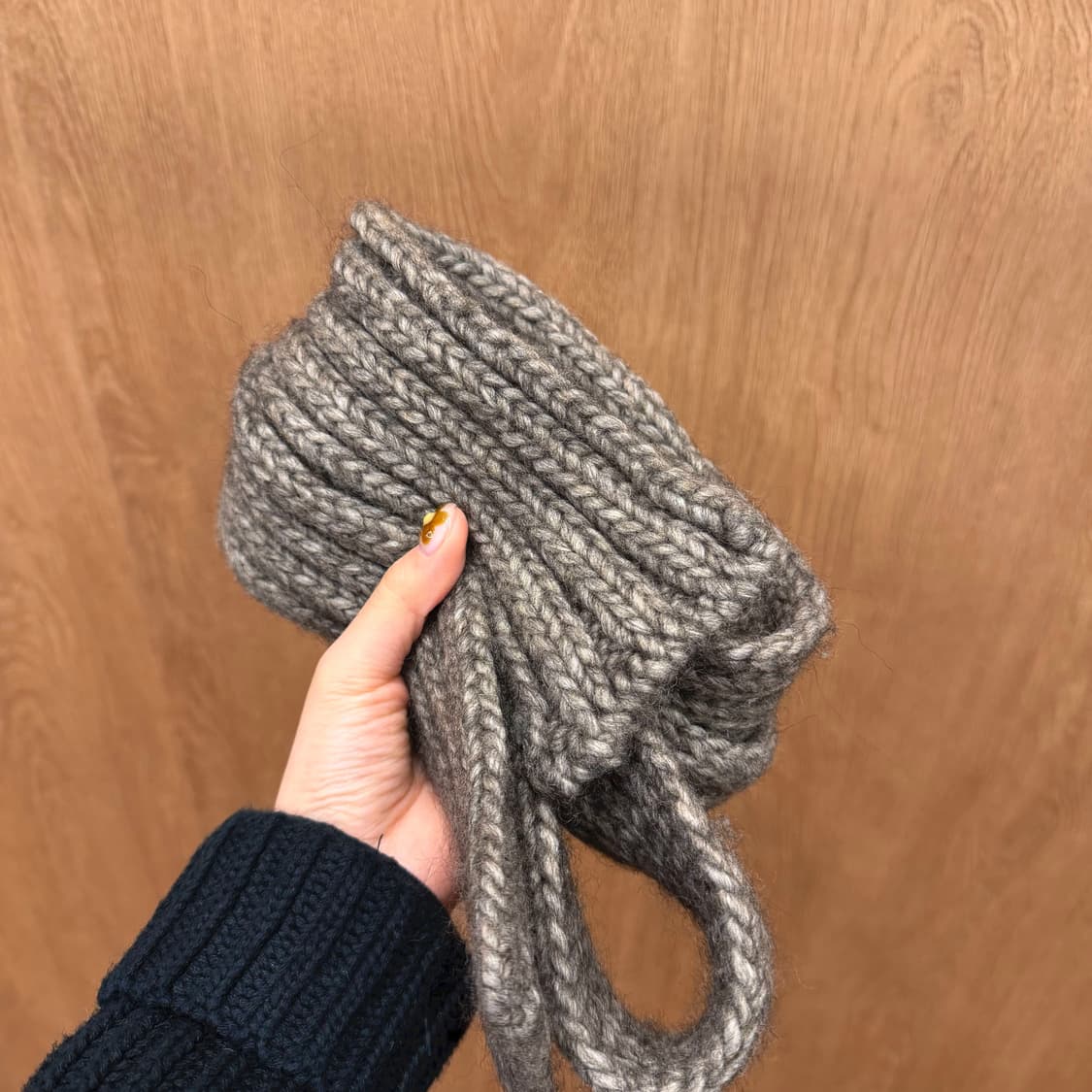 막스앤코 케이블 니트 오픈 롱 가디건 와이드 카울 후드 큐빅 장식 그레이 상품이미지8