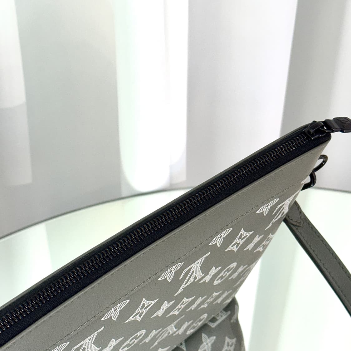 [새상품급] 25SS 루이비통 포쉐트 투고 쉐도우 클러치백 상품이미지8