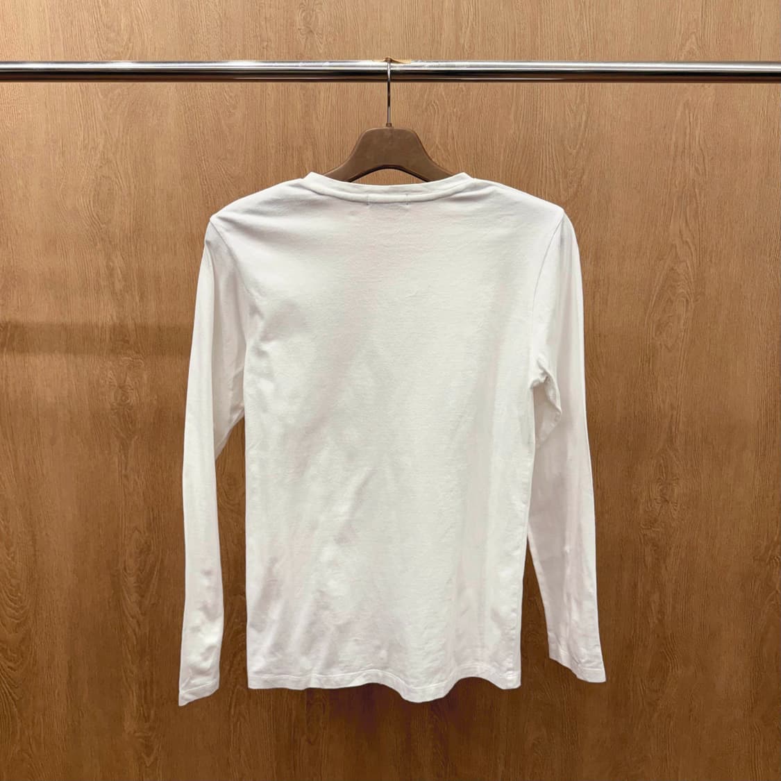 버버리 블랙라벨 브이넥 긴팔 티셔츠 로고 프린팅 디테일 슬림핏 화이트 상품이미지3