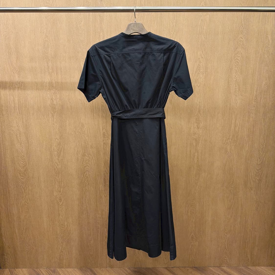 띠어리 반팔 롱원피스 스탠드 카라 허리 스트랩 체스트 포켓 디테일 블랙 상품이미지3