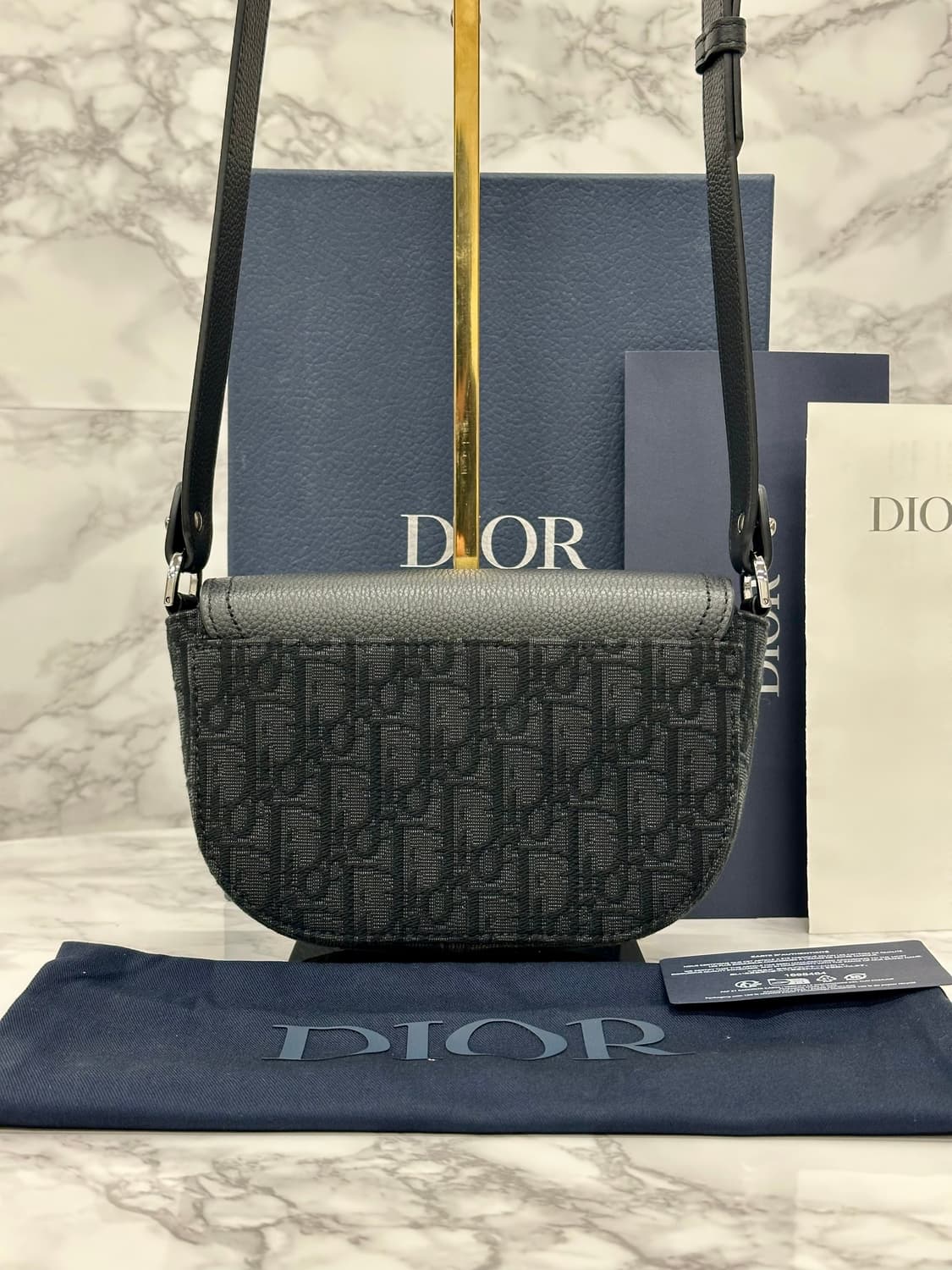 디올 새들 미니 플랩 스트랩 크로스백 블랙 상품이미지3