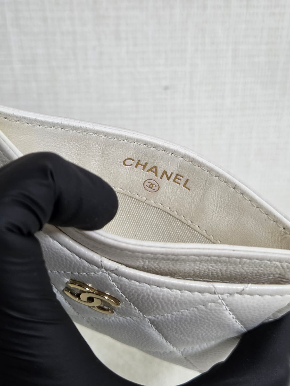 샤넬 클래식 캐비어 카드지갑 화이트 금장 상품이미지9