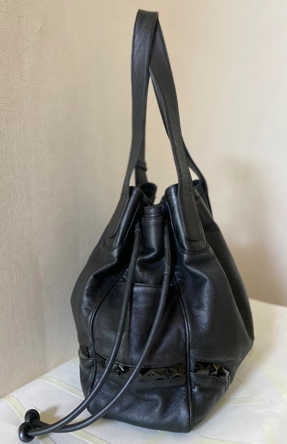 Loewe 로에베 블랙 스터드 숄더백 상품이미지4