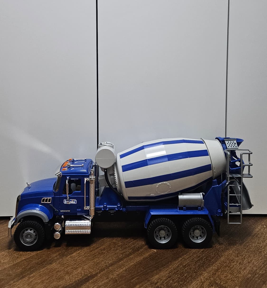 브루더 MACK 8200 시리즈 레미콘 상품이미지1