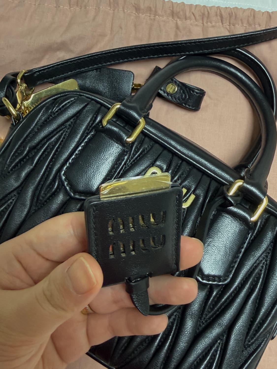 미우미우 마테라쎼 탑 핸들백 상품이미지3